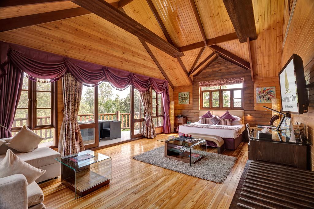 แอมบี แวลเลย์ ซิตี้ Hotel โลนาวาลา ห้อง รูปภาพ A bedroom at the resort