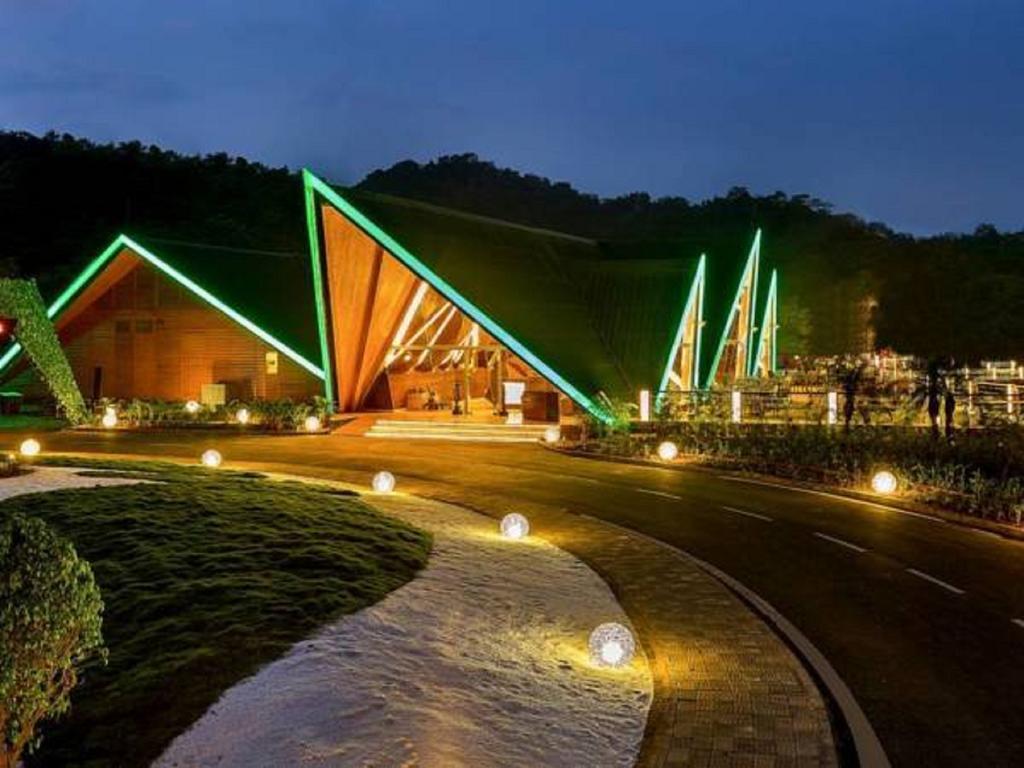 แอมบี แวลเลย์ ซิตี้ Hotel โลนาวาลา ภายนอก รูปภาพ The resort at night