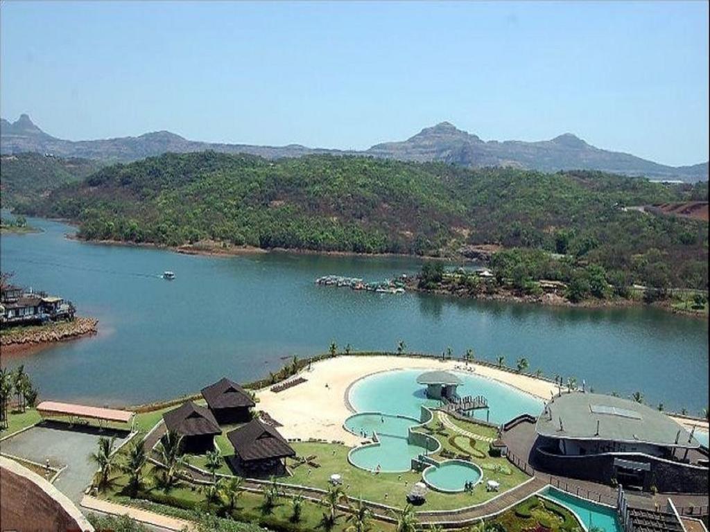 แอมบี แวลเลย์ ซิตี้ Hotel โลนาวาลา ภายนอก รูปภาพ View of the lake at the resort