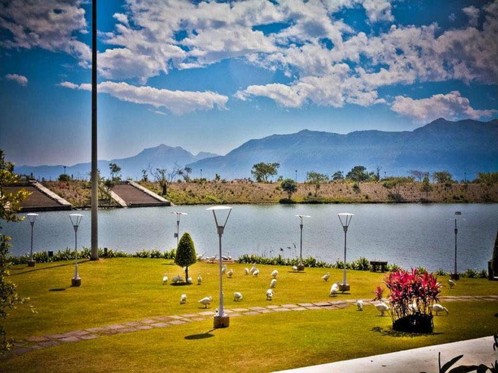 แอมบี แวลเลย์ ซิตี้ Hotel โลนาวาลา ภายนอก รูปภาพ View of the lake from the hotel
