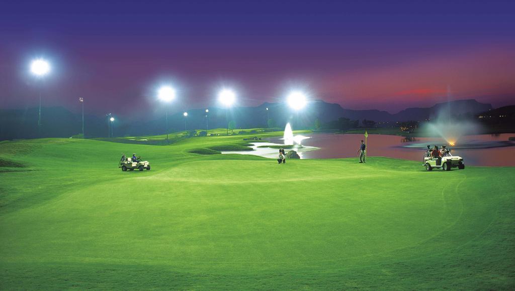 แอมบี แวลเลย์ ซิตี้ Hotel โลนาวาลา ภายนอก รูปภาพ Golf course at night