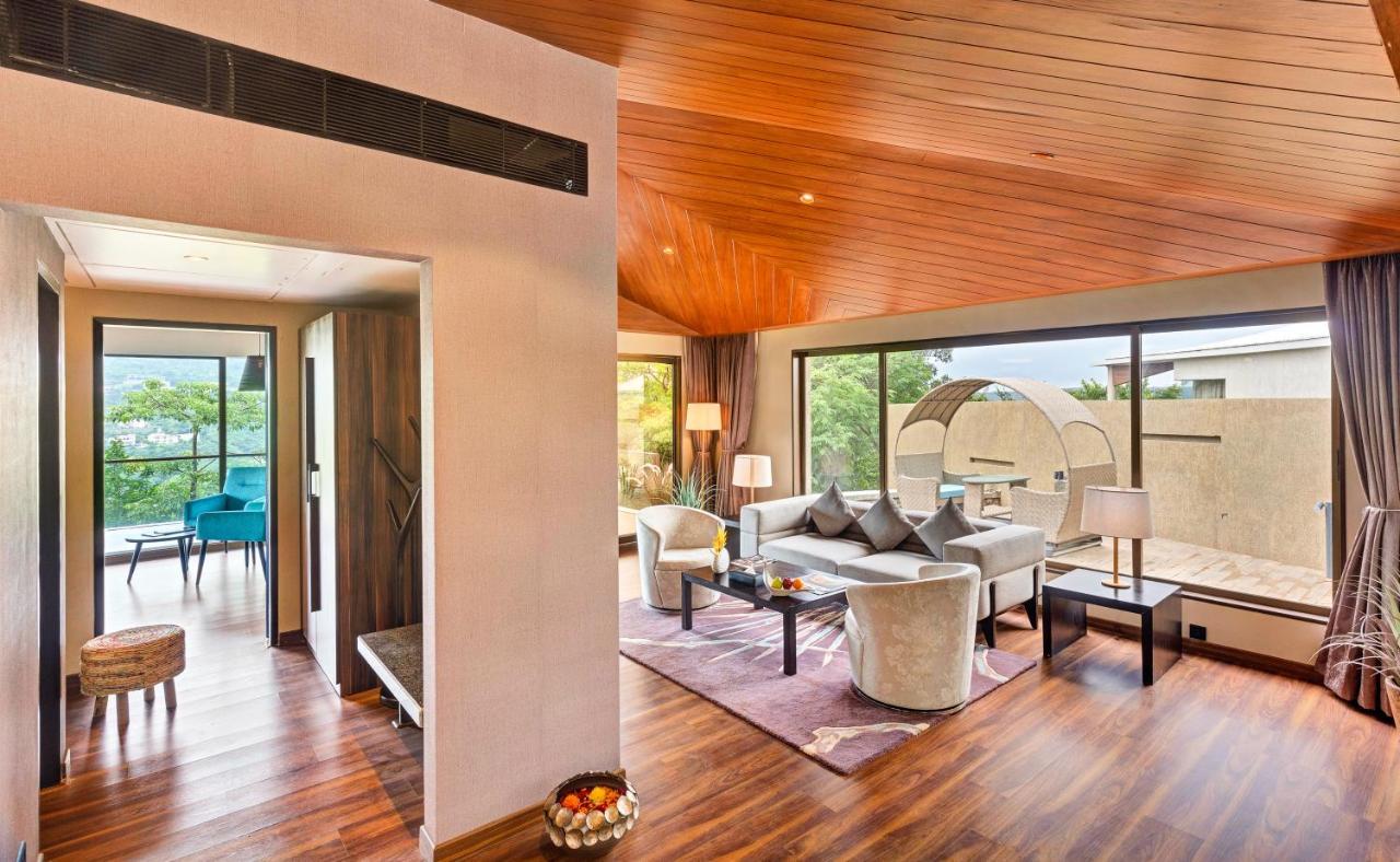 แอมบี แวลเลย์ ซิตี้ Hotel โลนาวาลา ภายนอก รูปภาพ The living room of a suite at the hotel