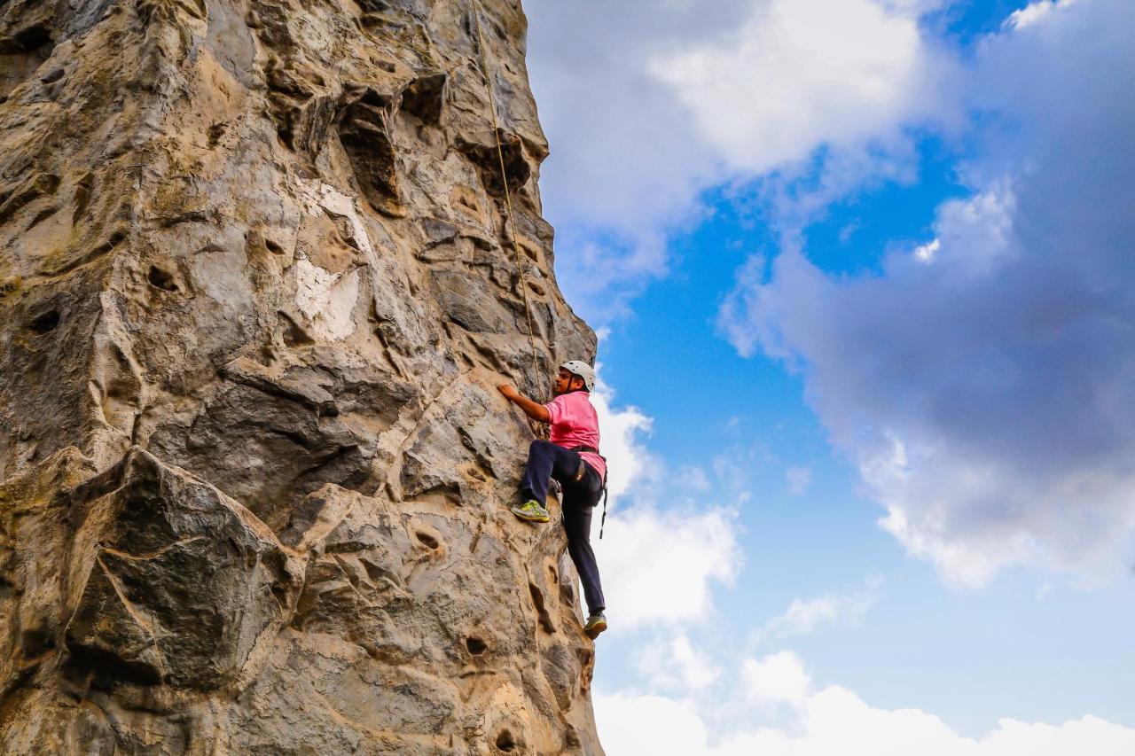 แอมบี แวลเลย์ ซิตี้ Hotel โลนาวาลา ภายนอก รูปภาพ Rock climbing in the Sierra de Guadarrama