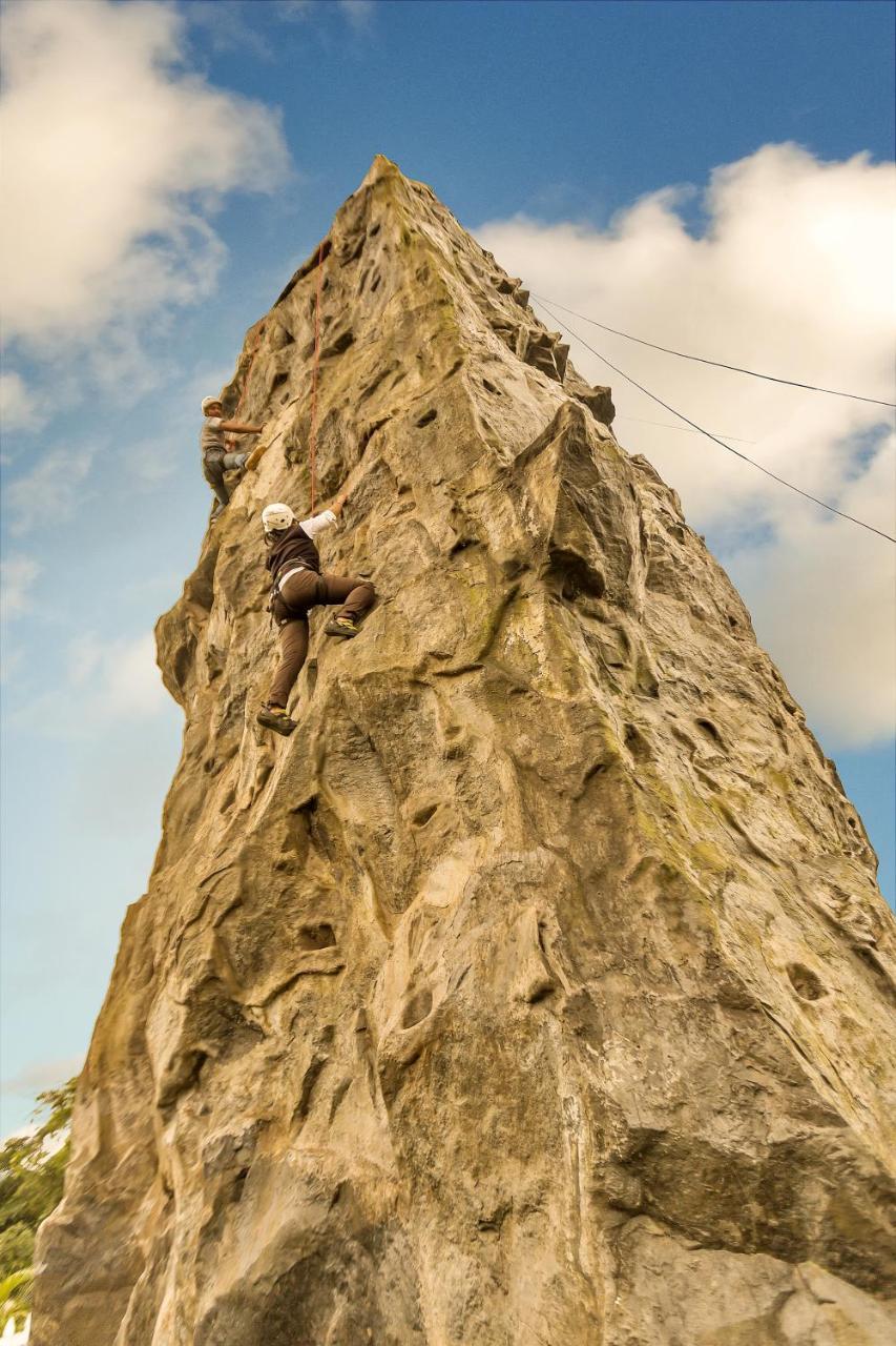 แอมบี แวลเลย์ ซิตี้ Hotel โลนาวาลา ภายนอก รูปภาพ Climber on the Needle