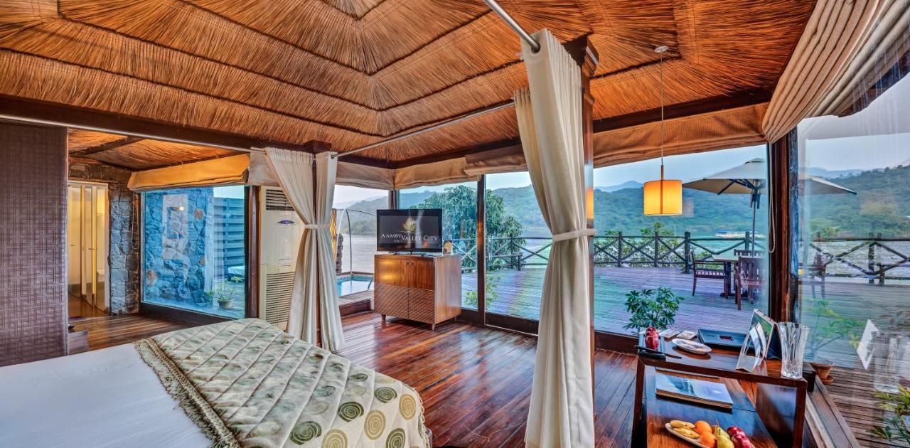 แอมบี แวลเลย์ ซิตี้ Hotel โลนาวาลา ห้อง รูปภาพ A room at the resort