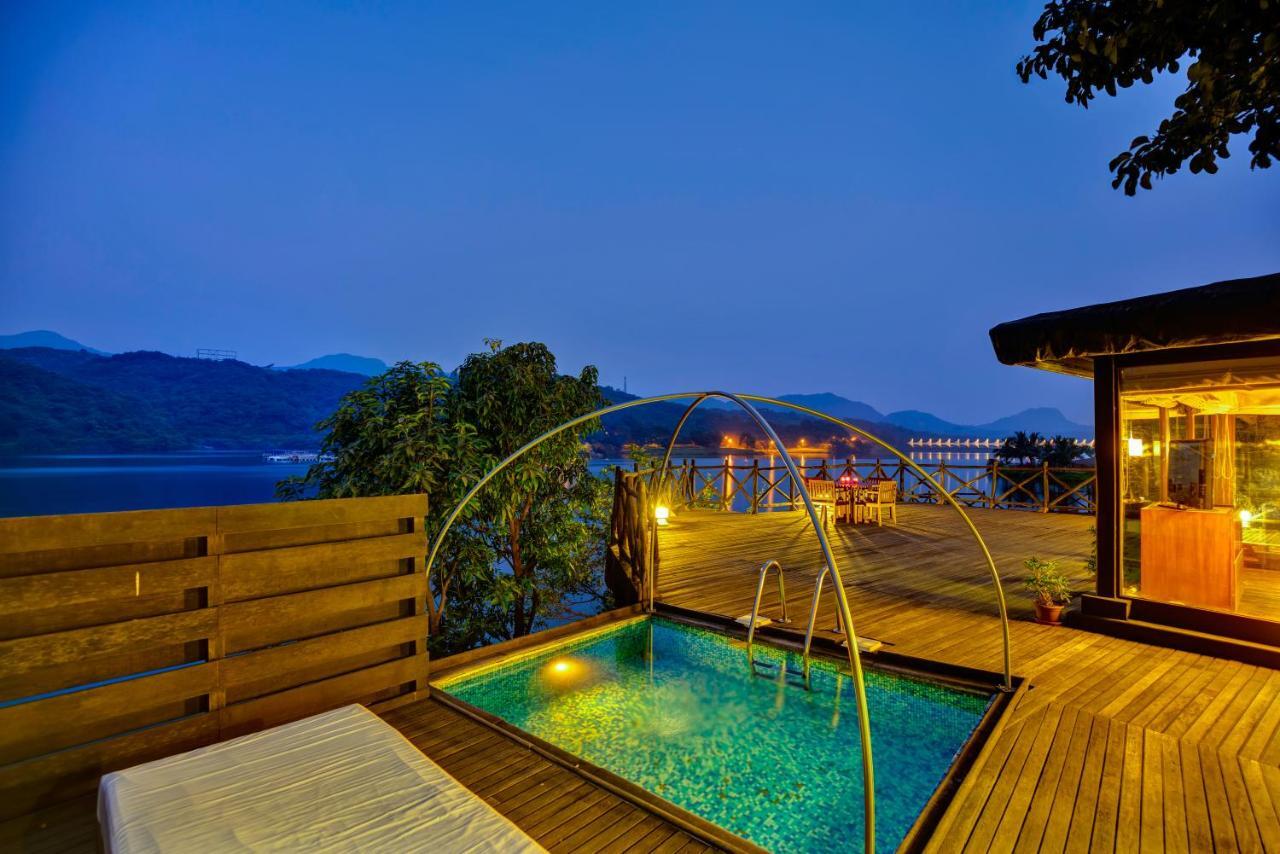 แอมบี แวลเลย์ ซิตี้ Hotel โลนาวาลา ห้อง รูปภาพ The swimming pool at the hotel