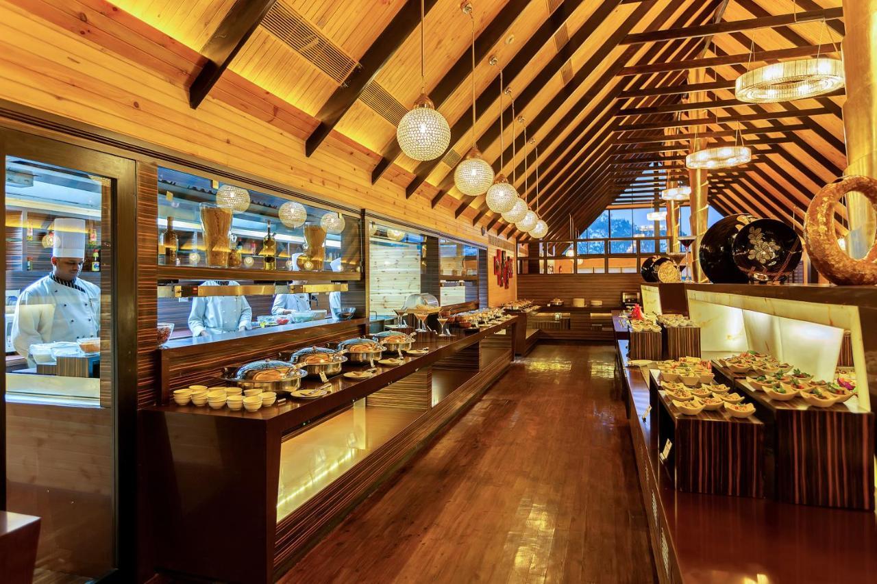 แอมบี แวลเลย์ ซิตี้ Hotel โลนาวาลา ภายนอก รูปภาพ The interior of the restaurant